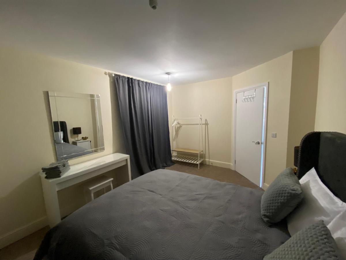 فيلا لندنفي Private House With Free Park For Group Near Wembley Station المظهر الخارجي الصورة