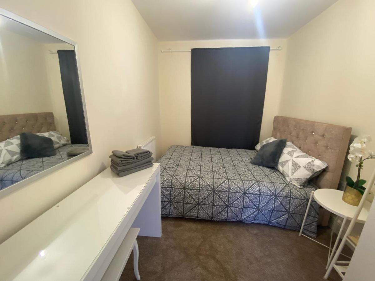 فيلا لندنفي Private House With Free Park For Group Near Wembley Station المظهر الخارجي الصورة